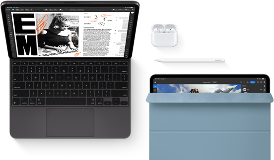 Vooraanzicht van iPad Pro bevestigd aan Magic Keyboard, spacezwart, afgeronde hoeken, zwarte rand rond display, opengeklapt, display met een app om artikelen te bewerken met tekst en een foto van een vrouw die muziek afspeelt, AirPods 4 in een geopende case, blauwe Smart Folio-cover om iPad Pro met Apple Pencil Pro die op het device ligt, cover is deels opengeklapt en laat het display zien