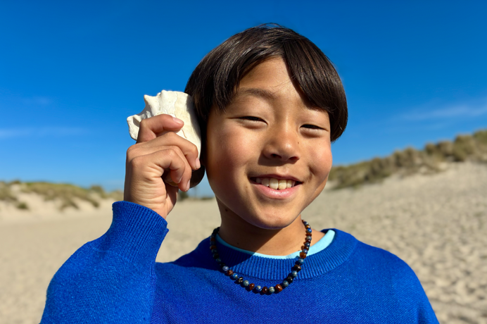 Foto gemaakt met de 48-MP Fusion-camera, de feature voor portretten van de nieuwste generatie wordt gebruikt en is gericht op het gezicht van iemand